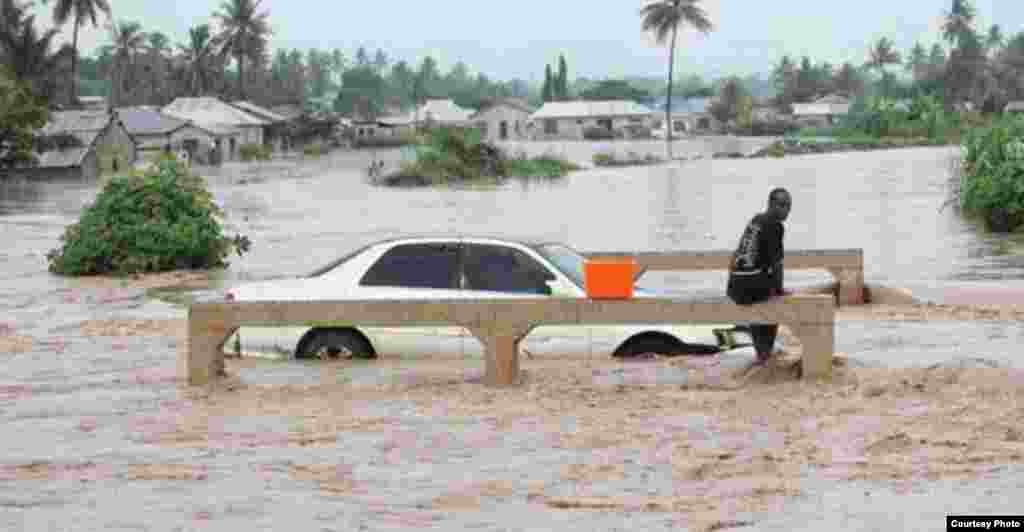 Gari limekwama njiani kutokna na mafuriko Dar es Salaam