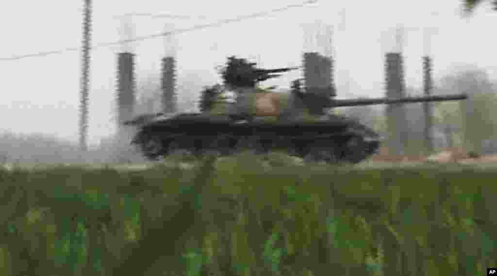 This image from amateur video purports to show a Syrian military tank in Deir el-Zour, March 26, 2012. (AP/Shaam)