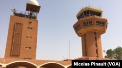 Tour de contrôle de l'aéroport de Niamey, le 27 février 2016. (VOA/Nicolas Pinault)