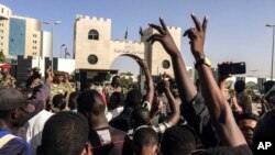苏丹首都喀土穆的示威民众