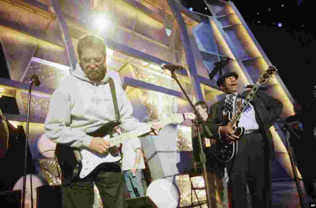 Rock icon Eric Clapton, left, practices with Blues artist B.B. King for their performance at the 41st Annual Grammy Awards ceremony, Feb. 23, 1999 at the Shrine Auditorium in Los Angeles.
