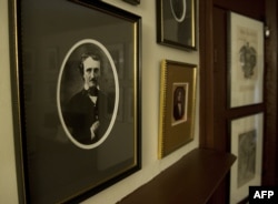 미국 메릴랜드 볼티모어에 위치한 에드거 앨런 포 하우스 앤드 뮤지엄에 포와 그의 가족들의 사진이 벽에 걸려 있다.