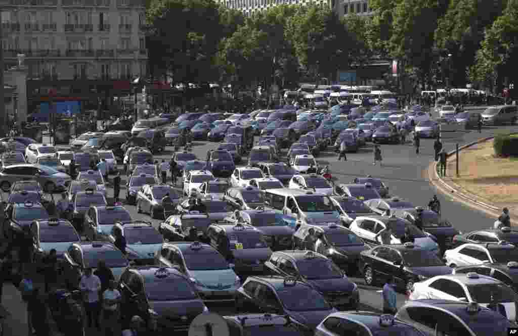 Des taxis bloquent une entrée majeure de Paris, le 25 juin, 2015 Paris. 