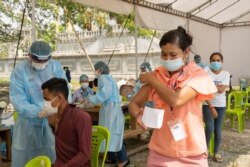 Cambodians at a COVID-19 vaccination drive in Phnom Penh, Cambodia, May 10, 2021. (Malis Tum/VOA Khmer)