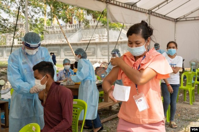 Cambodians at a COVID-19 vaccination drive in Phnom Penh, Cambodia, May 10, 2021. (Malis Tum/VOA Khmer)