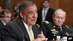 Bộ trưởng Quốc phòng Mỹ Leon Panetta, trái, và Tướng Martin Dempsey điều trần tại Điện Capitol, Washington, Thứ Tư, 13/6/2012