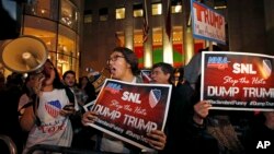 Des opposants à la participation de Donald Trump à l'émission "Saturday Night Live", le 4 novembre 2015. (AP Photo/Kathy Willens) 