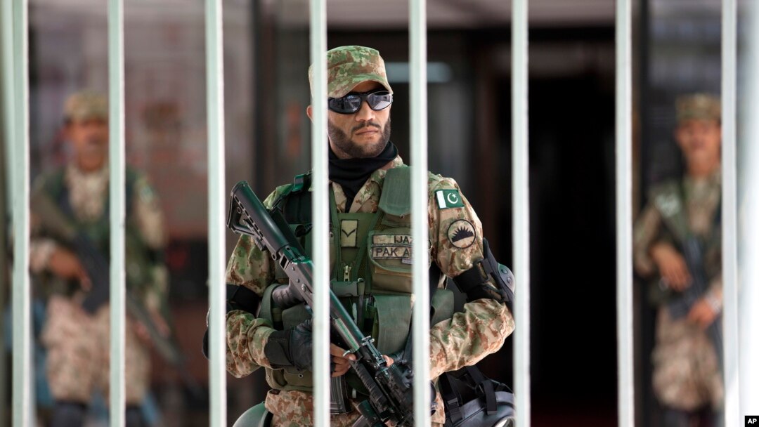 Tentara Pakistan berjaga-jaga di dalam gedung parlemen dalam sesi darurat di Islamabad, Pakistan (2/9). (AP/B.K. Bangash)