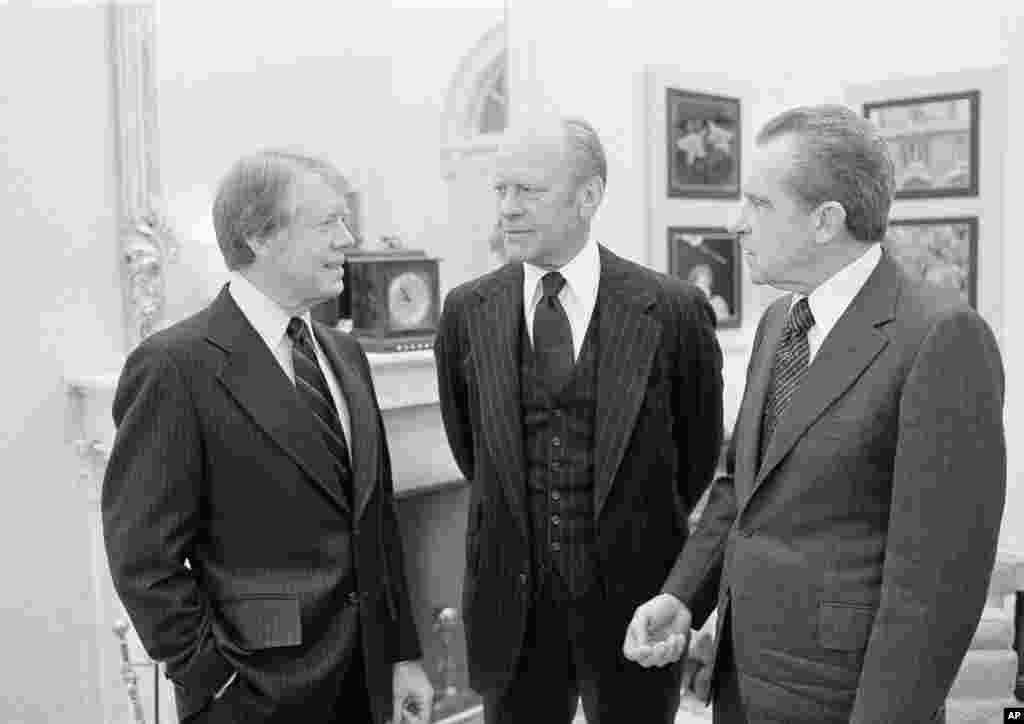 1978年1月，美国总统卡特（左）和前任总统福特（中）和尼克松在国会。福特号以美国第三十八任总统，二战期间海军少校杰拉尔德&middot;福特的名字命名。