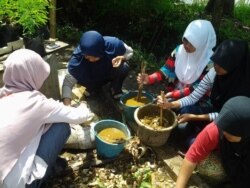 Para Santri Ath Thaariq sedang membuat Kompos Cacing. (Foto: pesantrenekologi.blogspot.com)