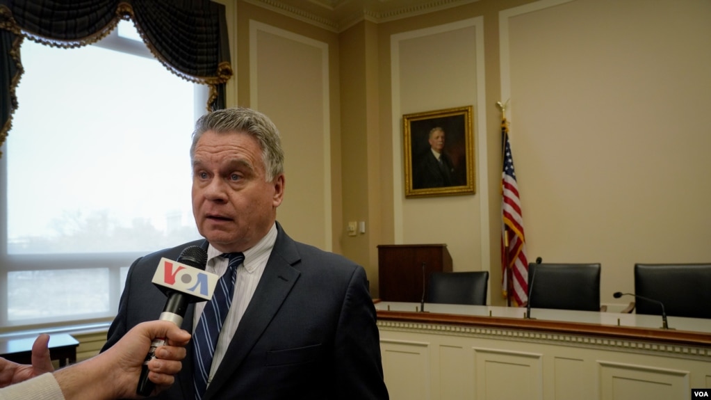 美国众议员史密斯（Chris Smith）5月3日接受美国之音记者的采访。