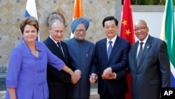 Lãnh đạo của năm nước BRICS: Tổng thống Brazil Dilma Rousseff, Tổng thống Nga Vladimir Putin, Thủ tướng Ấn Độ Manmohan Singh, Chủ tịch nước Trung Quốc Hồ Cẩm Đào, và Tổng thống Nam Phi Jacob Zuma. (AP Photo/Andres Leighton)