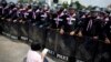 پلیس تایلند در حال برداشتن موانع و چادر مخالفان در بانکوک