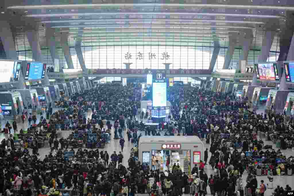 중국 저장성 항저우의 기차역이 중국의 최대 명절인 춘절 연휴를 맞은 승객들로 붐비고 있다. 중국의 춘제 연휴엔 약 30억 명의 인구가 이동한다. 