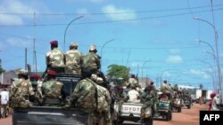 Des soldats d'Afrique centrale circulant à Bangui, le 5 septembre 2013