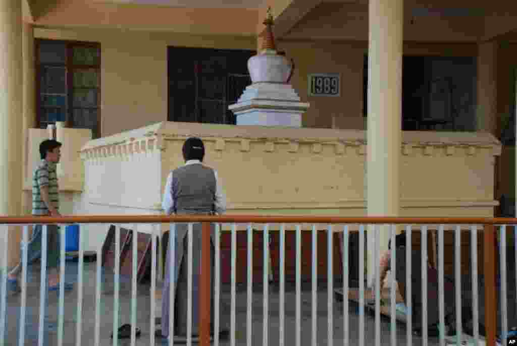 藏傳佛教信徒在達賴喇嘛法王官邸前佛塔祈禱