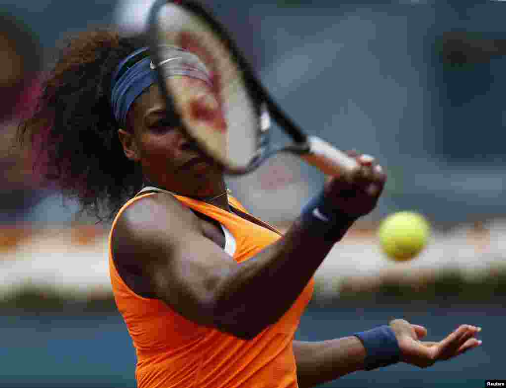 Serena Williams dari AS mengembalikan bola ke Anabel Medina dari Spanyol dalam pertandingan perempat final perorangan putri Turnamen Tenis Terbuka Madrid.