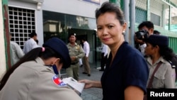 (File Photo) Cambodian opposition lawmaker Mu Sochua goes through a security check at Phnom Penh Municipal Court, Sept. 8, 2010. 