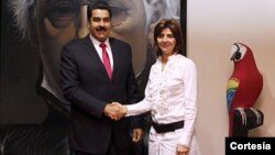 Los cancilleres de Colombia y Venezuela, María Ángela Holguín y Nicolás Maduro, se reunieron en Caracas para acordar medidas conjuntas de seguridad en la frontera. [Foto: Cancillería de Colombia]