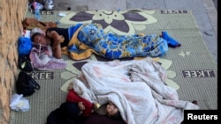 Para pengungsi Lebanon tidur di sepanjang tepi pantai di ibu kota Beirut bagian barat, di tengah konflik yang sedang berlangsung antara Hizbullah dan pasukan Israel. (Reuters) 