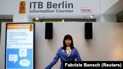 Berlin Turizm Fuarı girişine yerleştirilen "Chihira Kanae" adlı robot, ziyaretçilere bilgi veriyor.