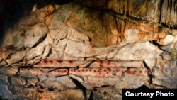 Red discs from between 34,000 and 36,000 years ago in the Corredor de los Puntos, El Castilo Cave, Spain. (Pedro Saura)