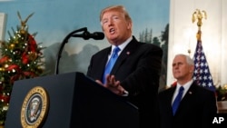 川普总统在白宫外交接待室宣布美国正式承认耶路撒冷为以色列首都。彭斯副总统在旁聆听。（2017年12月6日）