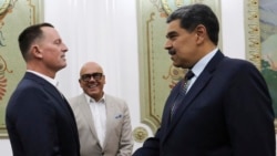 Presiden Venezuela Nicolas Maduro (kanan) berjabat tangan dengan Richard Grenell, utusan khusus Presiden AS Donald Trump, di Caracas, Venezuela, 31 Januari 2025. (Foto: Kantor Pers Kepresidenan Venezuela via AP)