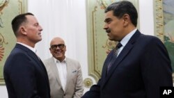 Venesuela prezidentinin mətbuat ofisi tərəfindən yayımlanan bu fotoda Venesuela prezidenti Nikolas Maduro sağda ABŞ Prezidenti Donald Trampın xüsusi nümayəndəsi Riçard Qrenellə görüşür. (31 yanvar 2025-ci il)