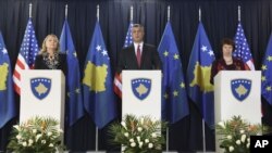 Kosovo's PM Hashim Thaci (C) U.S. Secretary of State Hillary Clinton (L) and High Representative for EU Foreign Policy Catherine Ashton (R) attend a joint news conference in Pristina, Kosovo, October 31, 2012. 
