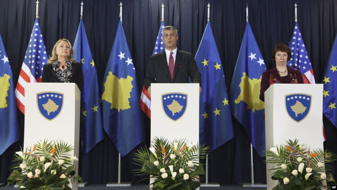 Của Thủ tướng Kosovo Hashim Thaci (C) Ngoại trưởng Mỹ Hillary Clinton (trái) và người đứng đầu chính sách đối ngoại EU Catherine Ashton (phải) trong cuộc họp báo chung ở Pristina, ngày 31/10/2012
