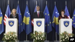 Của Thủ tướng Kosovo Hashim Thaci (C) Ngoại trưởng Mỹ Hillary Clinton (trái) và người đứng đầu chính sách đối ngoại EU Catherine Ashton (phải) trong cuộc họp báo chung ở Pristina, ngày 31/10/2012