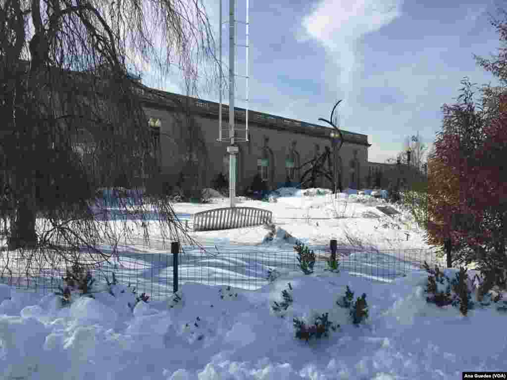 Entrada do jardim botânico de Washington DC bloqueada pela neve