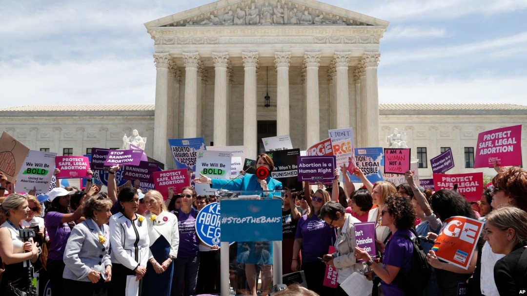 Senator AS Amy Klobuchar berbicara pada protes para pendukung hak aborsi di depan kantor Mahkamah Agung AS, Selasa (21/5). 