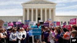 Senator AS Amy Klobuchar berbicara pada protes para pendukung hak aborsi di depan kantor Mahkamah Agung AS, Selasa (21/5). 