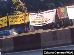 Des bamderoles de propagande à Kaloum centre ville de Conakry, Guinée, le 24 avril 2019. (VOA/Zakaria Camara)