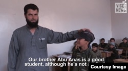 "Birodarimiz Abu Anas arab bo'lmasa-da, yaxshi o'quvchi", - deydi al-Nusra ekstremist guruhi muallimi