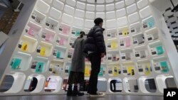 Pengunjung toko aneka kosmetik @cosme TOKYO di distrik Harajuku, Tokyo, mengamati koleksi kosmetik dan produk makeup pilihan termasuk kosmetik pria yang dipajang di toko tersebut, Selasa, 9 Februari 2021.