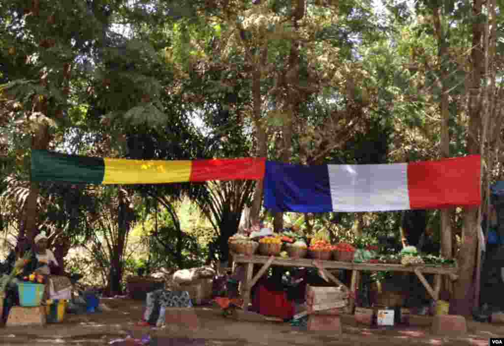 马里街头水果摊上挂着马里和法国旗。（2013年1月18日） (Idrissa Fall/VOA)
