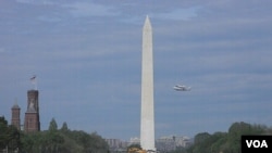 El Discovery vuela a lomos del Jumbo 747 pasando junto al Monumento a Washington en medio de una explosión de emoción del público.