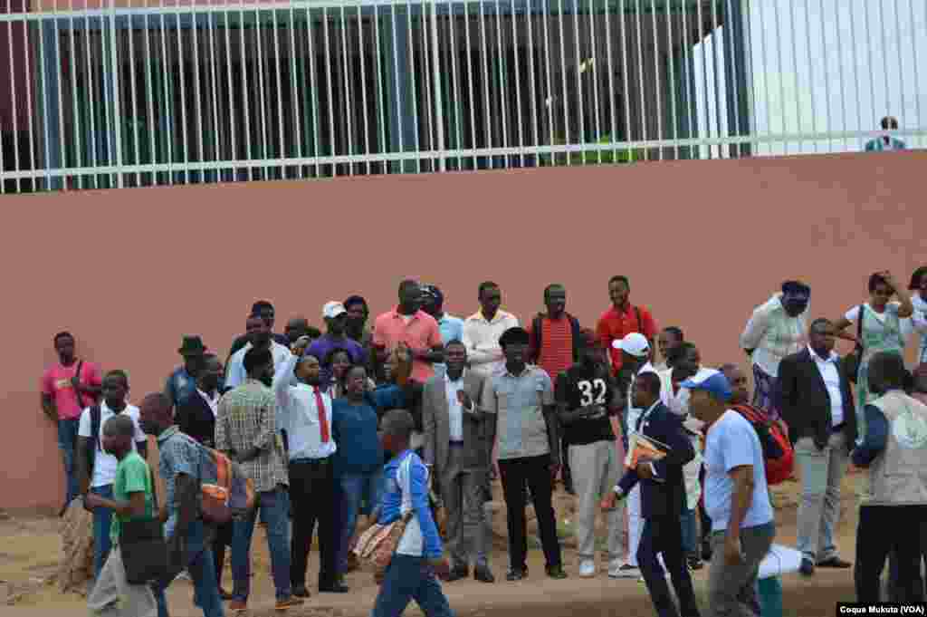 Familiares de activistas à porta do Tribunal Provincial de Benfica. Angola, Nov 16, 2015