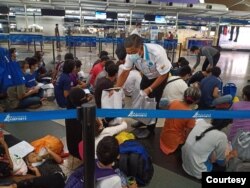 မေလးရွားထိန္းသိမ္းေရးစခန္း ၁၃ ခုက ျမန္မာေတြကို မေလးရွားနဲ႔ ျမန္မာႏွစ္ႏိုင္ငံအစိုးရအစီစဥ္နဲ႔ ေနရပ္ျပန္ပုိ႔ခဲ့တဲ့ ျမင္ကြင္း (ဓာတ္ပံု - ျမန္မာလူမႈကူညီေရးအသင္း (မေလးရွား) - ႏိုဝင္ဘာ ၀၅၊ ၂၀၂၀)