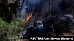 Buldožer pomaže gašenje požara nadomak turskog letovališta Marmaris (Foto: REUTERS/Umit Bektas )