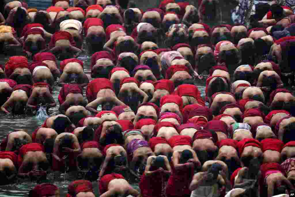 Perempuan Hindu Nepal mandi suci di sungai Bagmati pada festival keagamaan &#39;Swasthani Bratakatha&#39; di Kathmandu.