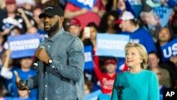 Bintang NBA dan Cleveland Cavaliers LeBron James saat berkampanye untuk kandidat presiden AS dari Partai Demokrat Hillary Clinton di Cleveland, Ohio (6/11). (AP/Phil Long)