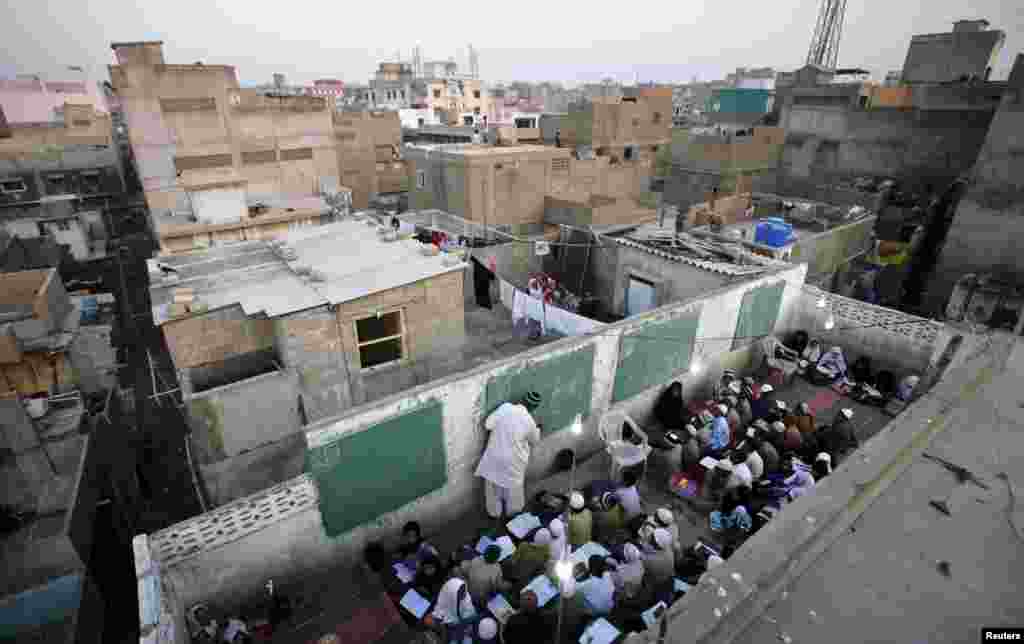 ایک اندازے کے مطابق پاکستان کی موجودہ آبادی اٹھارہ کروڑ سے زائد ہے اور پاکستان اس لحاظ سے دنیا کا چھٹا بڑا ملک ہے۔