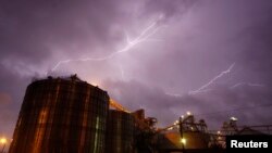 Un rayo cruza los cielos de Patterson, Arkansas, durante una tormenta que ha cruzado de sur a norte el centro de Estados Unidos.