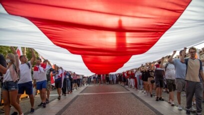 Dân chúng Ba Lan giăng quốc kỳ lịch sử của Belarus đi tuần hành để tỏ tình đoàn kết với nhân dân Belarus sau cuộc bầu cử, ảnh chụp tại Bialystok, Ba Lan ngày 20/8/2020. Agnieszka Sadowska/Agencja Gazeta via REUTERS