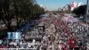 Ribuan warga di Buenos Aires, Argentina, turun ke jalan untuk memprotes pemerintahan presiden Alberto Fernandez pada 16 September 2021. Mereka menuntuk perbaikan ekonomi di tengah krisis politik yang terjadi di negara tersebut. (Foto: AFP/Magali Carvantes)