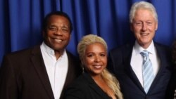 ທ່ານຣິດຈາດ ເມ ອິດີດຜູ້ພິພາກສາສານສູງສຸດລັດອາແກນຊໍ (ຊ້າຍ) ຍານາສຸພາ (ກາງ)ແລະທ່ານບິລ ຄລິນຕັນ ອະດີດ ຜູ້ປົກຄອງລັດອາແກນຊໍ ແລະອະດີດປະທານາສໍທິບໍດີສະຫະລັດ